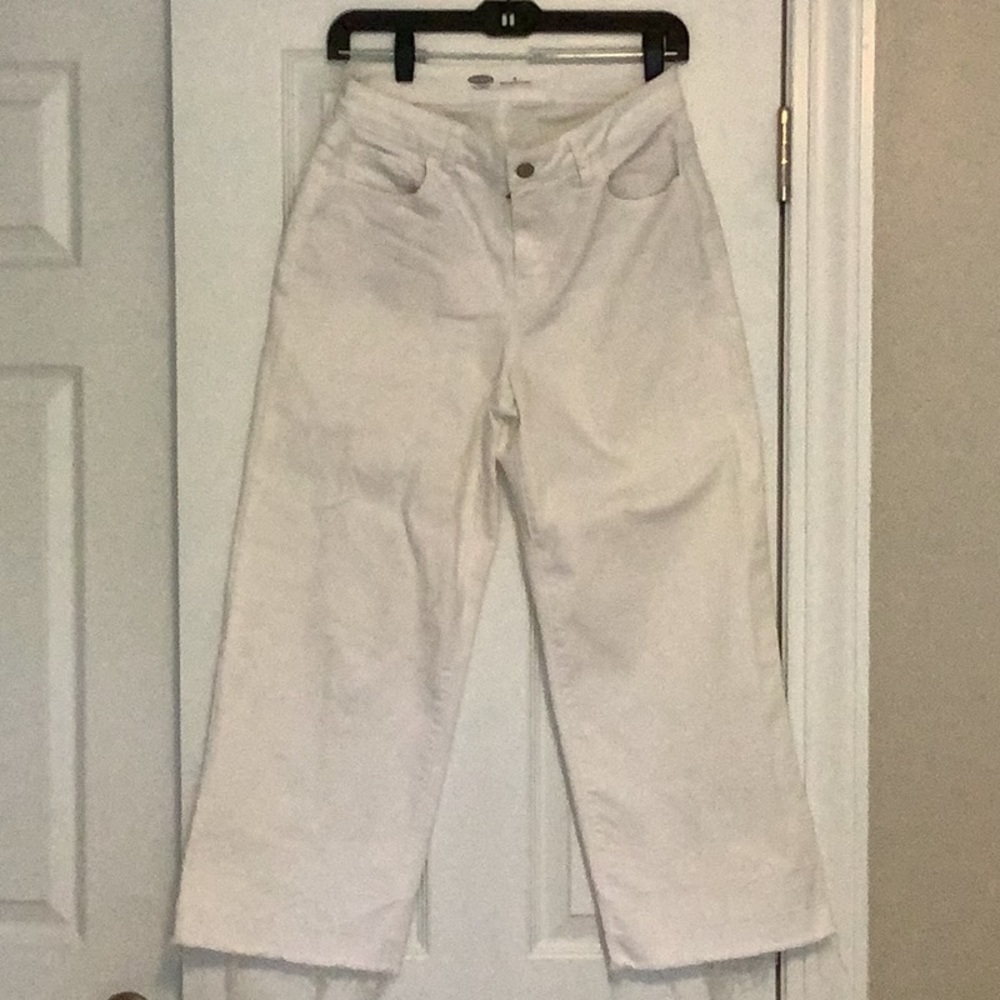 Old Navy white fun jeans, size 6, frayed hem
